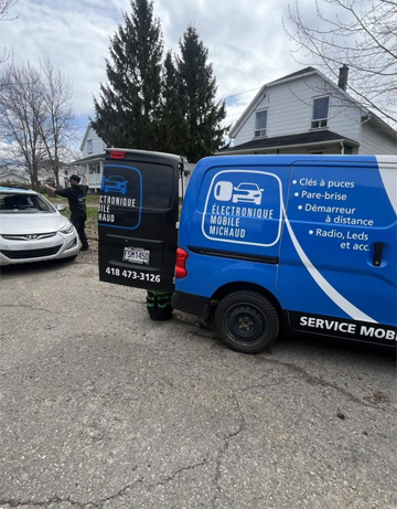 Véhicule de service mobile d'Électronique Mobile Michaud effectuant une intervention en électronique automobile directement chez un client dans la région de L'Islet.