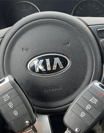 Programmation de clés intelligentes Kia avec télécommandes d'origine par un spécialiste en clés à puce et électronique automobile au Québec.
