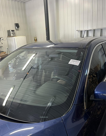 Remplacement professionnel de pare-brise automobile avec calibration et installation conforme par Électronique Mobile Michaud.
