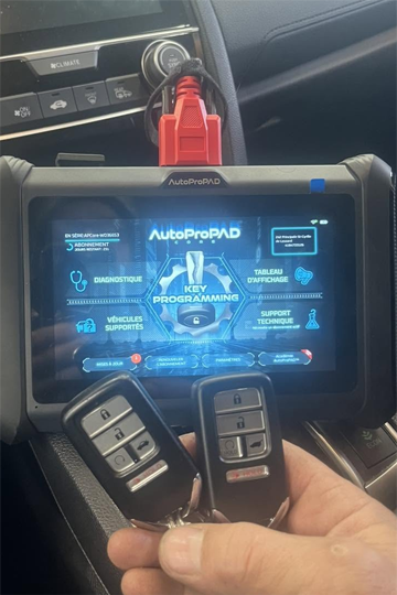 Télécommande automobile programmée avec clé intelligente pour système de verrouillage et démarrage à distance.